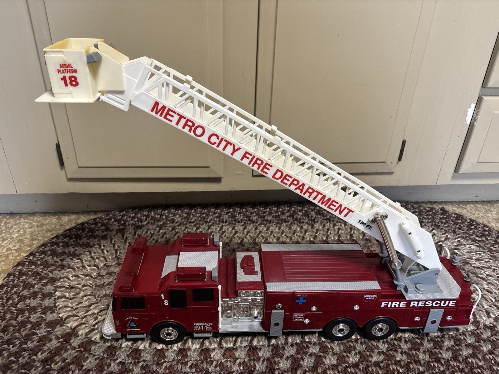 Large Funrise Tonka Metro Fire Department Tower Ladder with Lights and Sirens Large Funrise Tonka Metro Fire Department Tower Ladder with Lights and Sirens