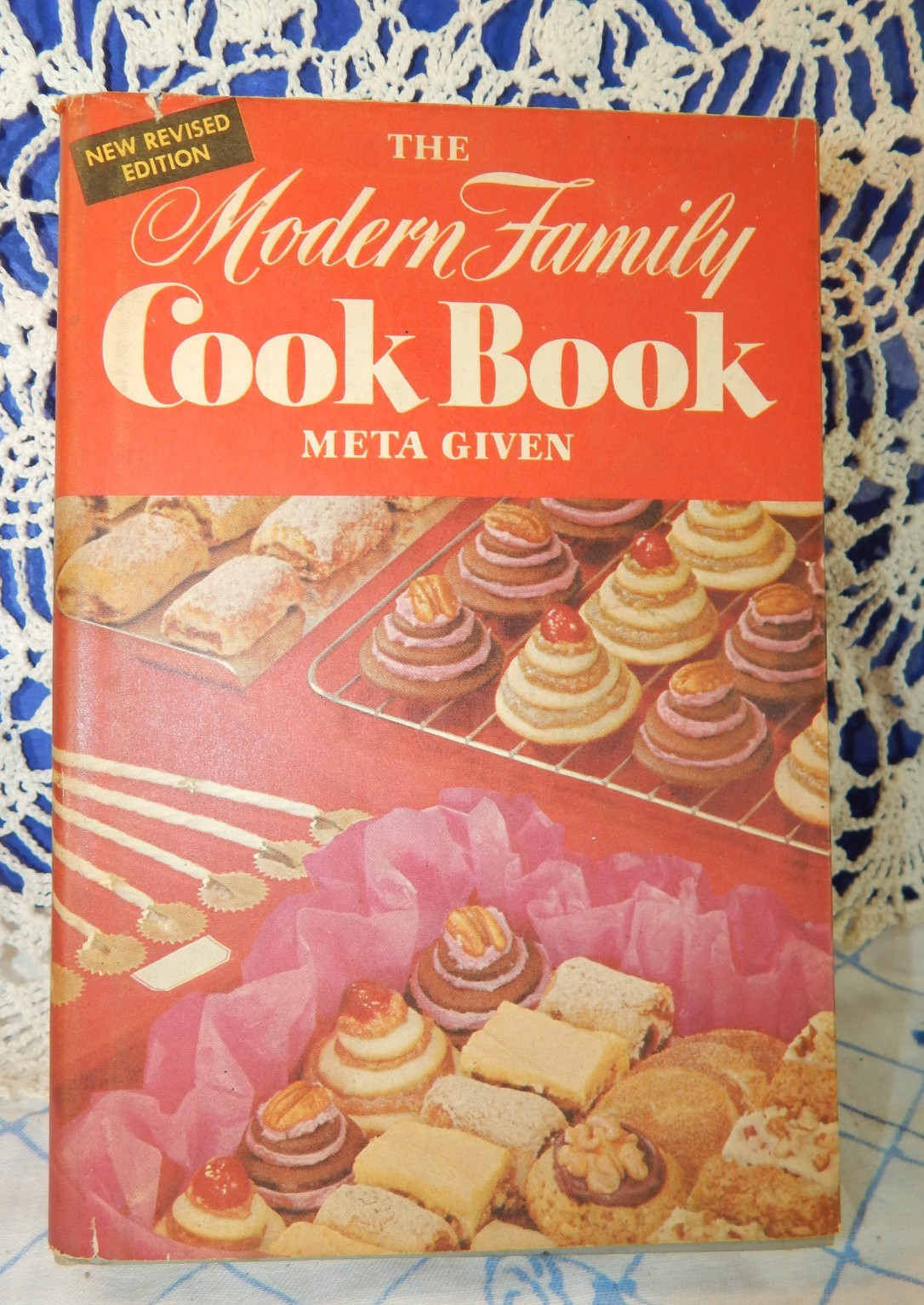 Vintage The Modern Family Cook Book Meta Given 1961 Hardcover Very Good Cond.