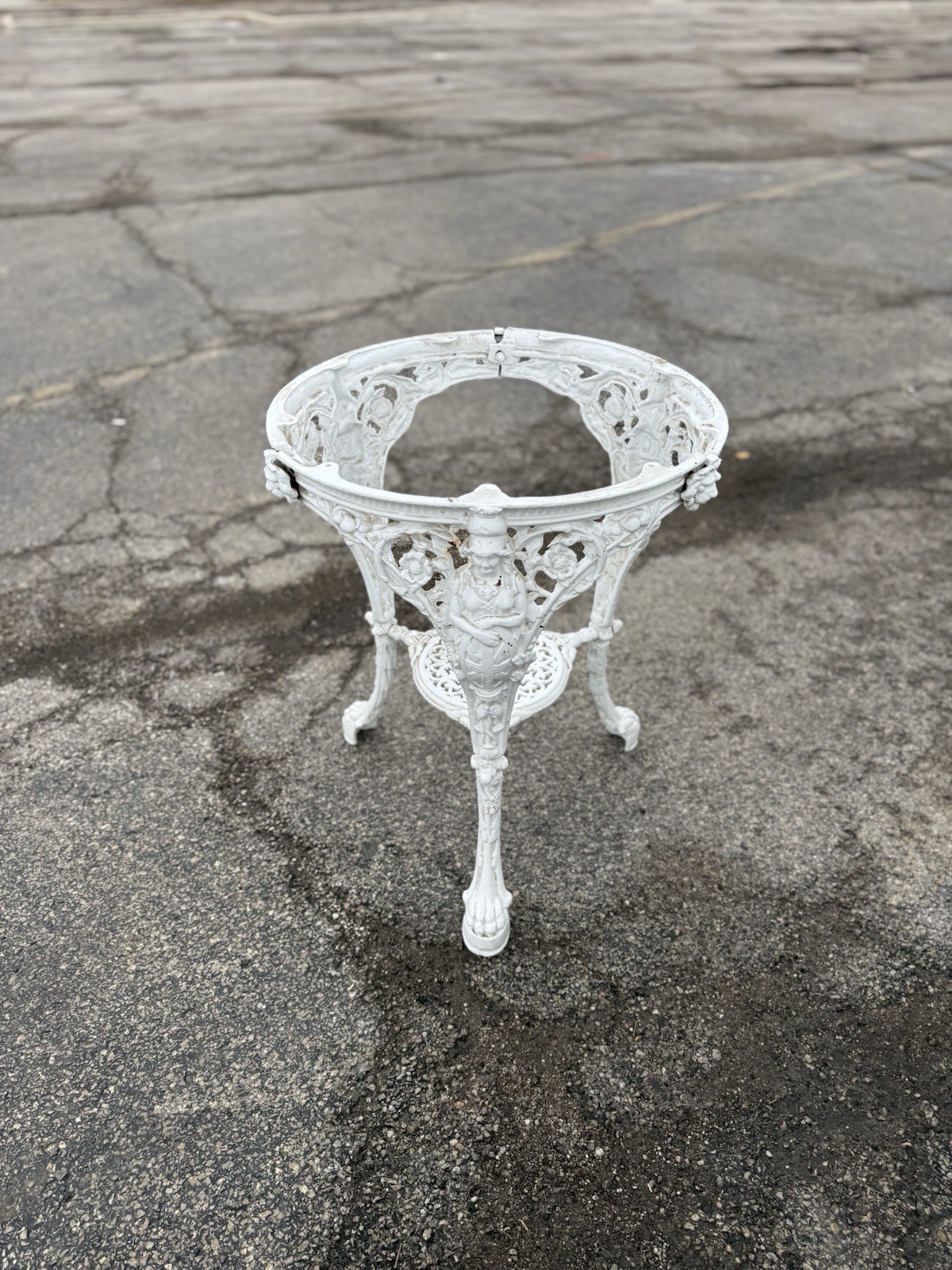 Rare Antique Cast Iron Britannia London Pub Table Chipped And Welded