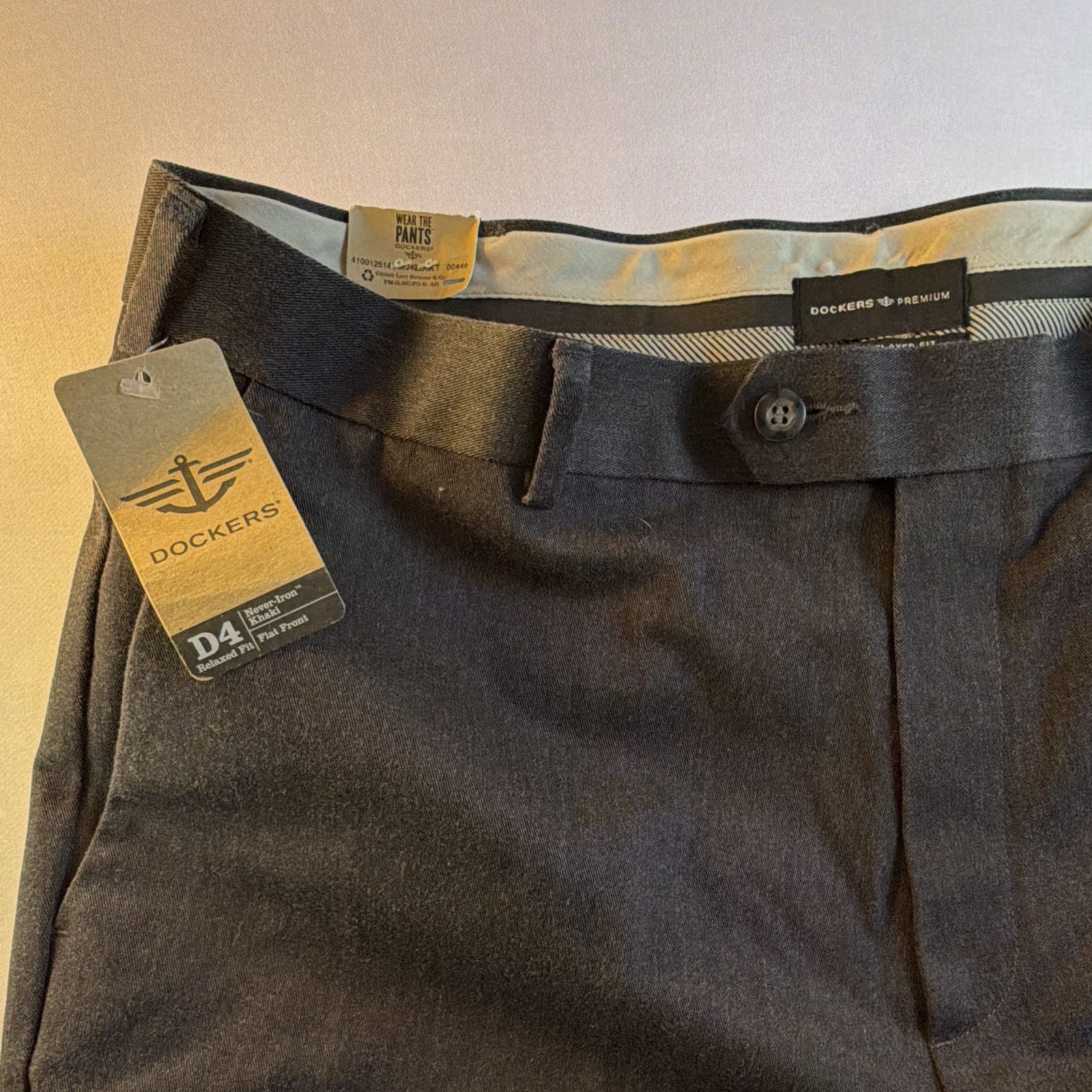 NWT Dockers Signature Khaki Pants Men\'s 36x34 Grey Flat Front Relaxed Stretch NWT Dockers Signature Khaki Pants Men\'s 36x34 Grey Flat Front Relaxed Stretch