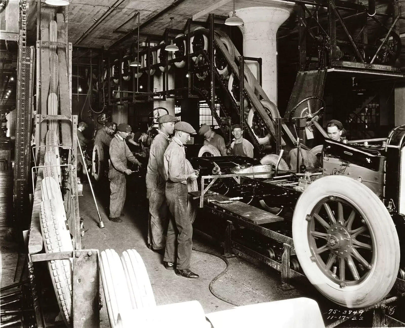 1922 BUICK Factory ASSEMBLY LINE Classic Car Retro Poster Photo 24X36 1922 BUICK Factory ASSEMBLY LINE Classic Car Retro Poster Photo 24X36