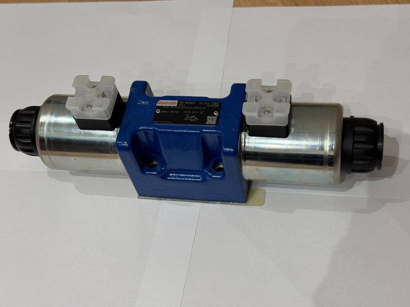 Bosch Rexroth Hydraulic Valve 3WE 10 A50/OF EG24N9K4/M - NEW - 24V DC