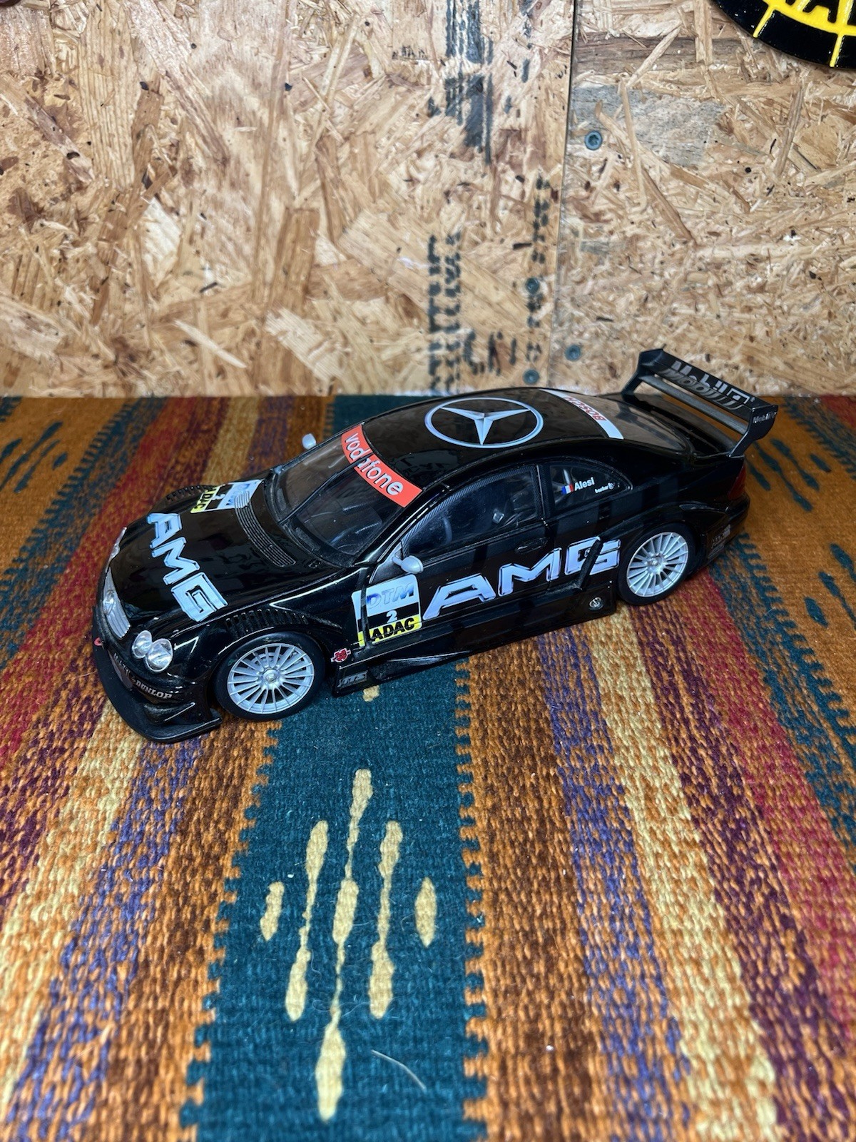 Maisto 1:18 Die Cast Vodafone 2 ADAC AMG 2002 Mercedes Benz CLK-DTM Race Car 