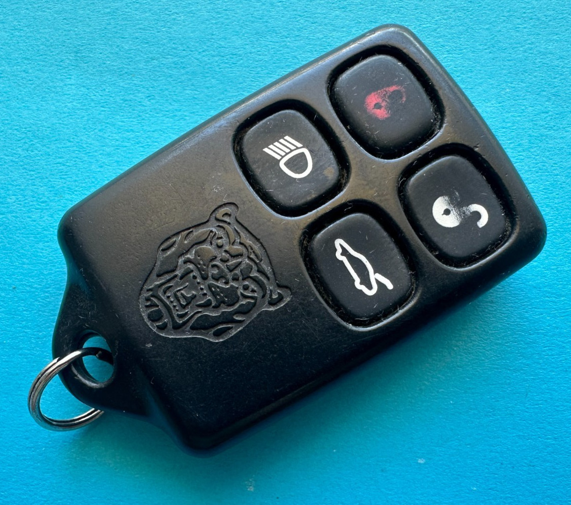 OEM 1997-2001 JAGUAR XK8 XJ8 XJ6 REMOTE KEYLESS KEY FOB 4 BUTTON K8597T315 RARE OEM 1997-2001 JAGUAR XK8 XJ8 XJ6 REMOTE KEYLESS KEY FOB 4 BUTTON K8597T315 RARE