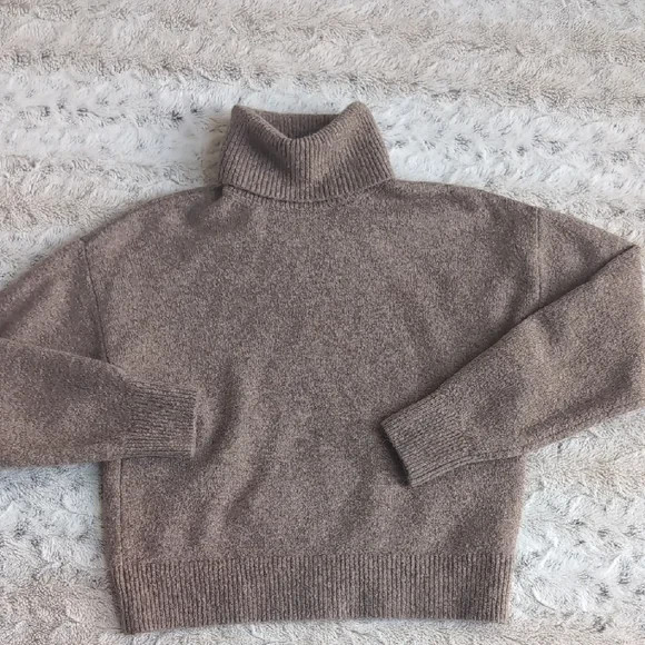 H&M Classic Wool Blend Knit Turtleneck XS H&M Classic Wool Blend Knit Turtleneck XS