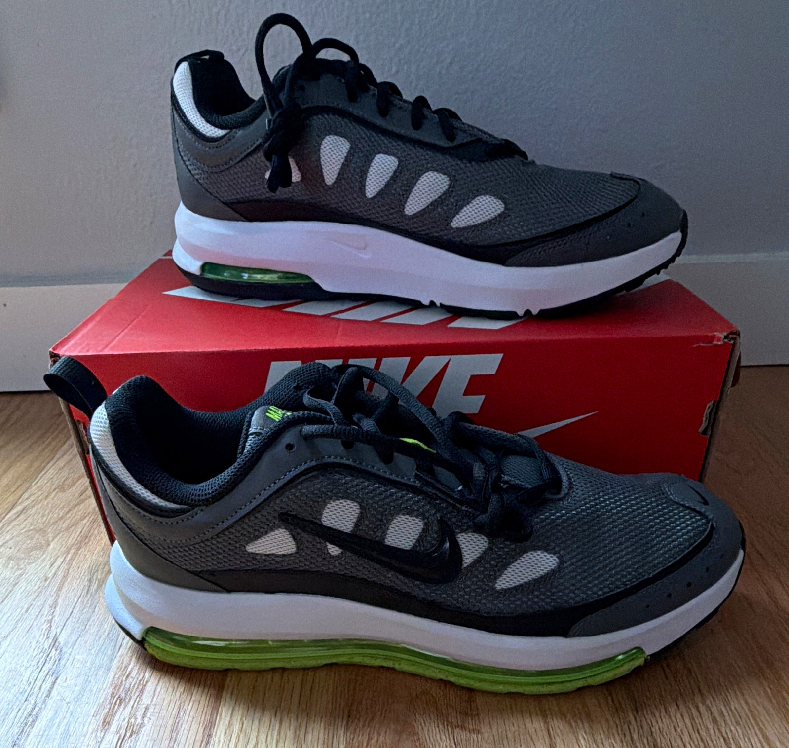 Nike Men\'s Low Top Lace-Up Athletic Sneaker Gray/Black/White/Green Colorblock Nike Men\'s Low Top Lace-Up Athletic Sneaker Gray/Black/White/Green Colorblock