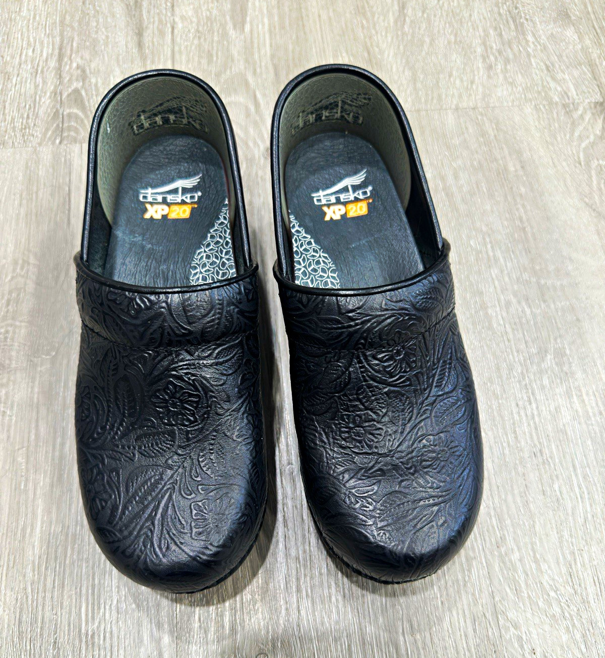 Dansko XP 2.0 Women’s Clogs Black Embossed Floral Leather Slip-On EU 36