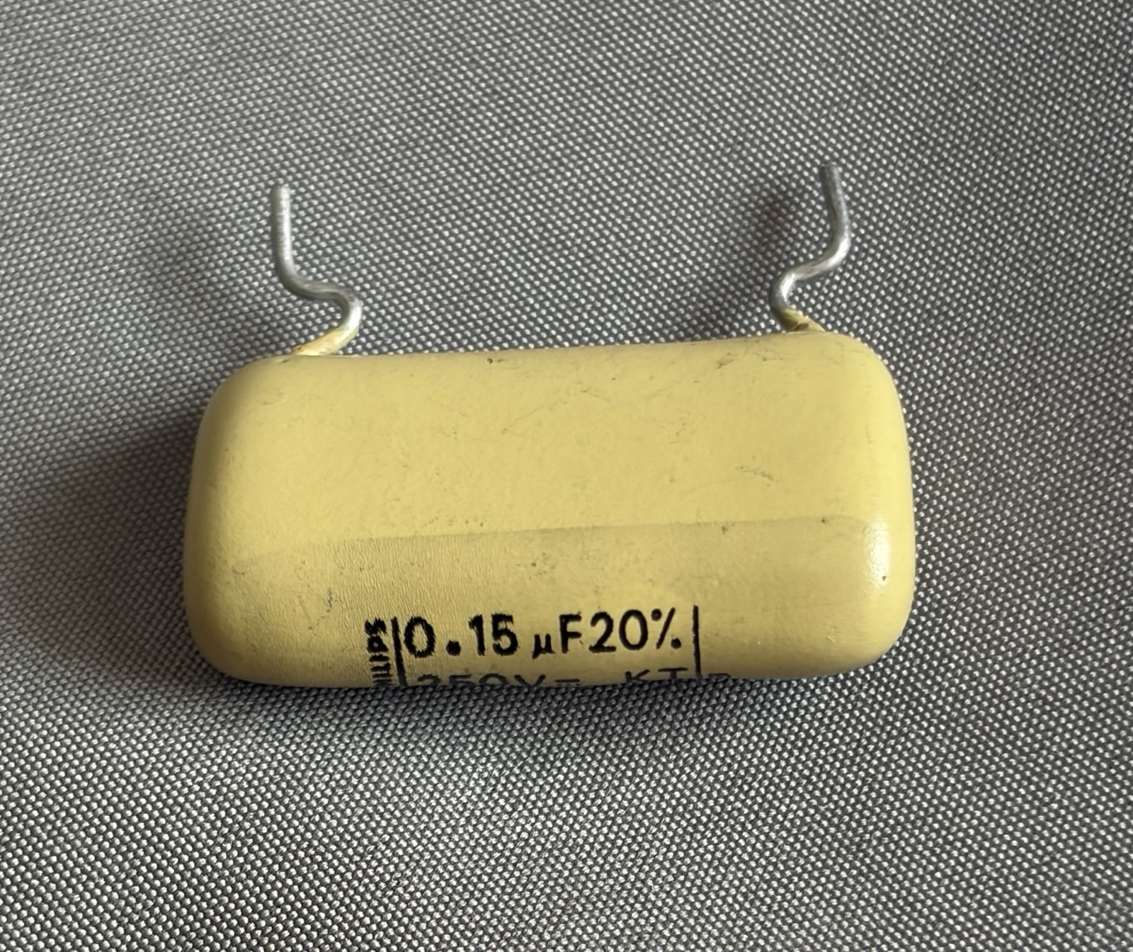 Philips .15 uF 250V Mustard Drop Radial Lead Audio/Crossover Capacitor Vint. NOS Philips .15 uF 250V Mustard Drop Radial Lead Audio/Crossover Capacitor Vint. NOS