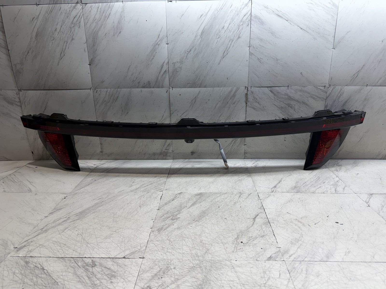 2022 2024 HYUNDAI TUCSON CENTER TAIL LIGHT OEM 3RD BRAKE LIGHT HALOGEN W/ CAMERA
