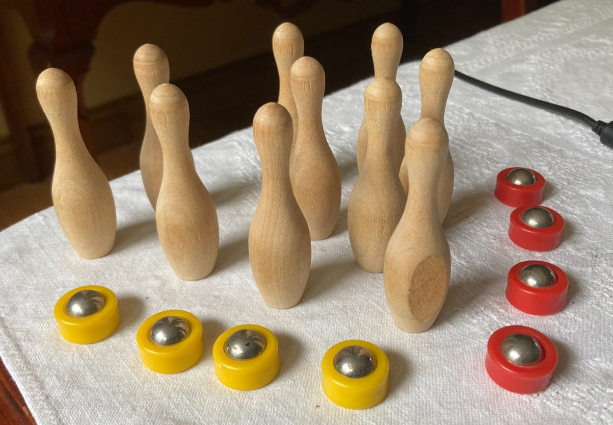 Vintage 1974 Servotronics Munro Shuffle Bowl Game Replacement Pieces Pins Discs