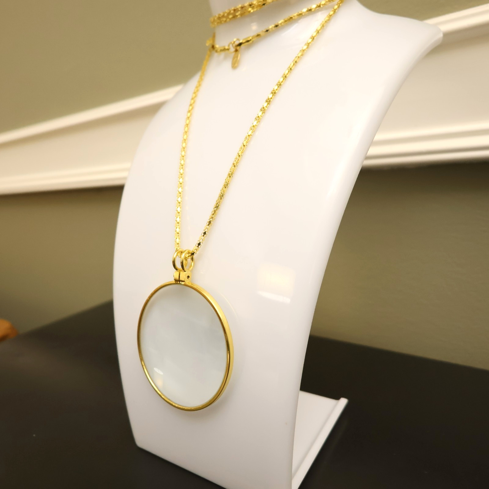 Joan Rivers necklace magnifying glass round pendant goldtone chain signed 30 in Joan Rivers necklace magnifying glass round pendant goldtone chain signed 30 in