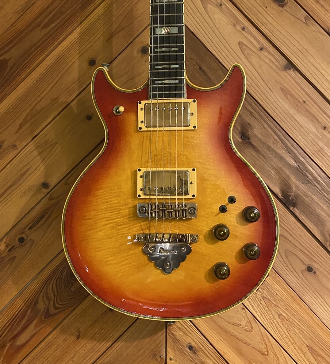 Ibanez AR-300 Artist Cherry Sunburst 1981 Vintage MIJ Electric Guitar 4.7kg Ibanez AR-300 Artist Cherry Sunburst 1981 Vintage MIJ Electric Guitar 4.7kg