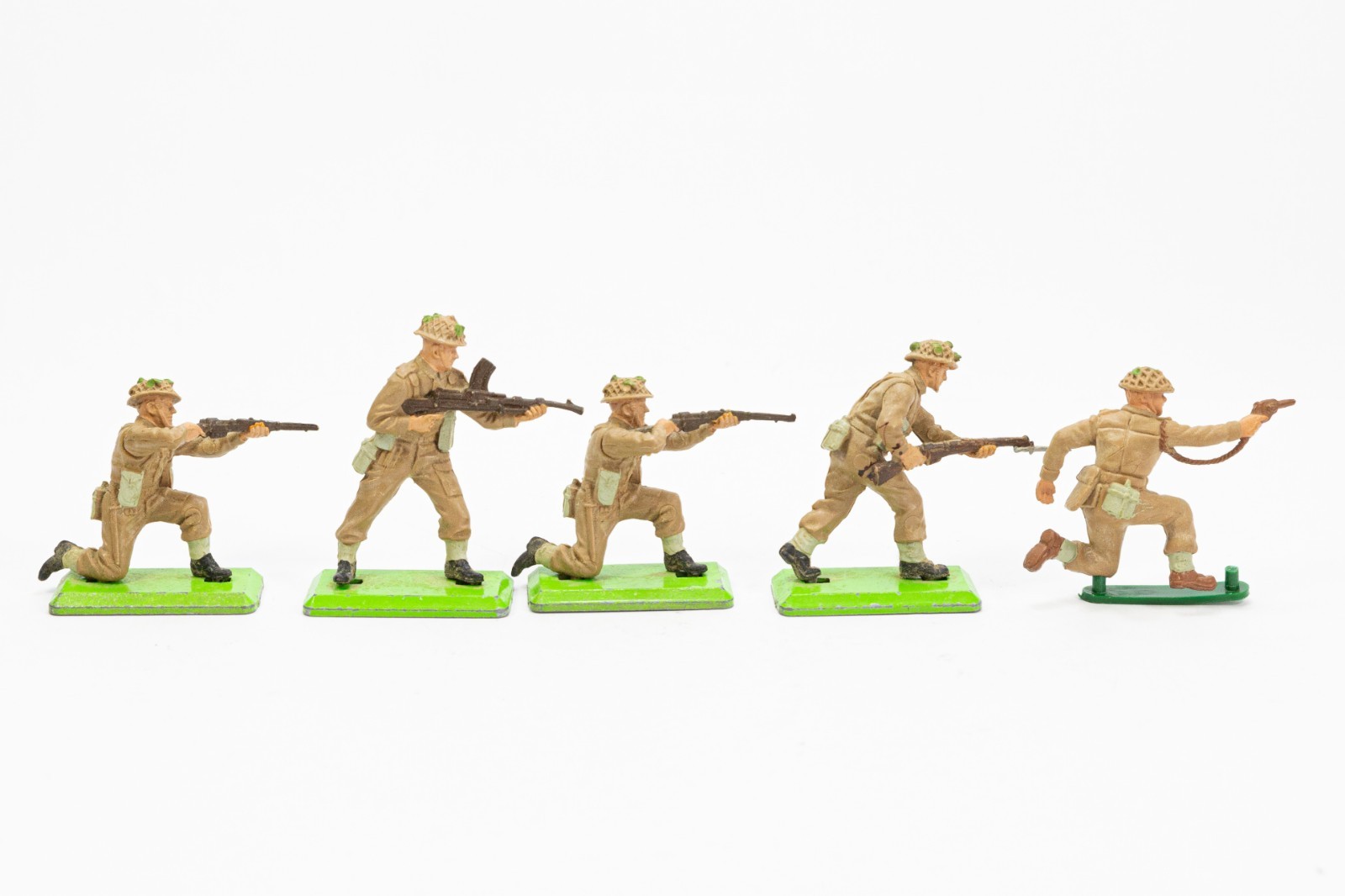 Vintage Britains Deetail 1971 WWII British Infantry Toy Soldiers Lot of 5