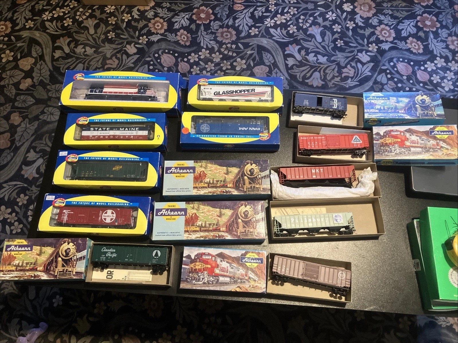 Athearn HO Scale Lot (12) B&M Bicentennial GP38-2 Locomotive & 11 Freight Cars