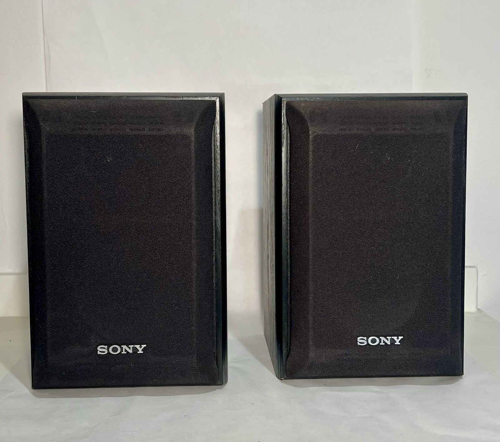 Pair Of Sony SS-B1000 120 Watts Compact 2 Way Bookshelf Speakers Works Great Pair Of Sony SS-B1000 120 Watts Compact 2 Way Bookshelf Speakers Works Great