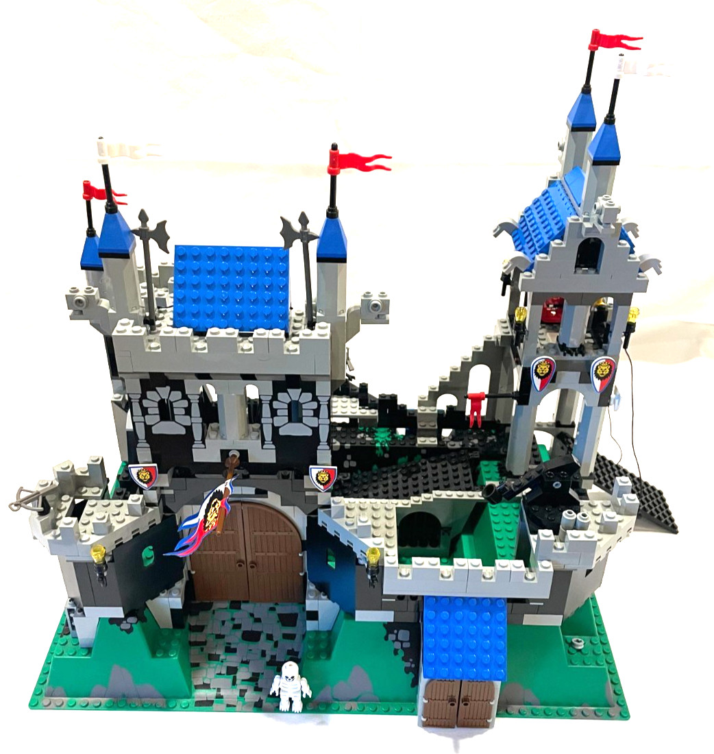 Lego Royal Knights Castle Set 6090 No MiniFig but Castle is 99% Complete Vintage