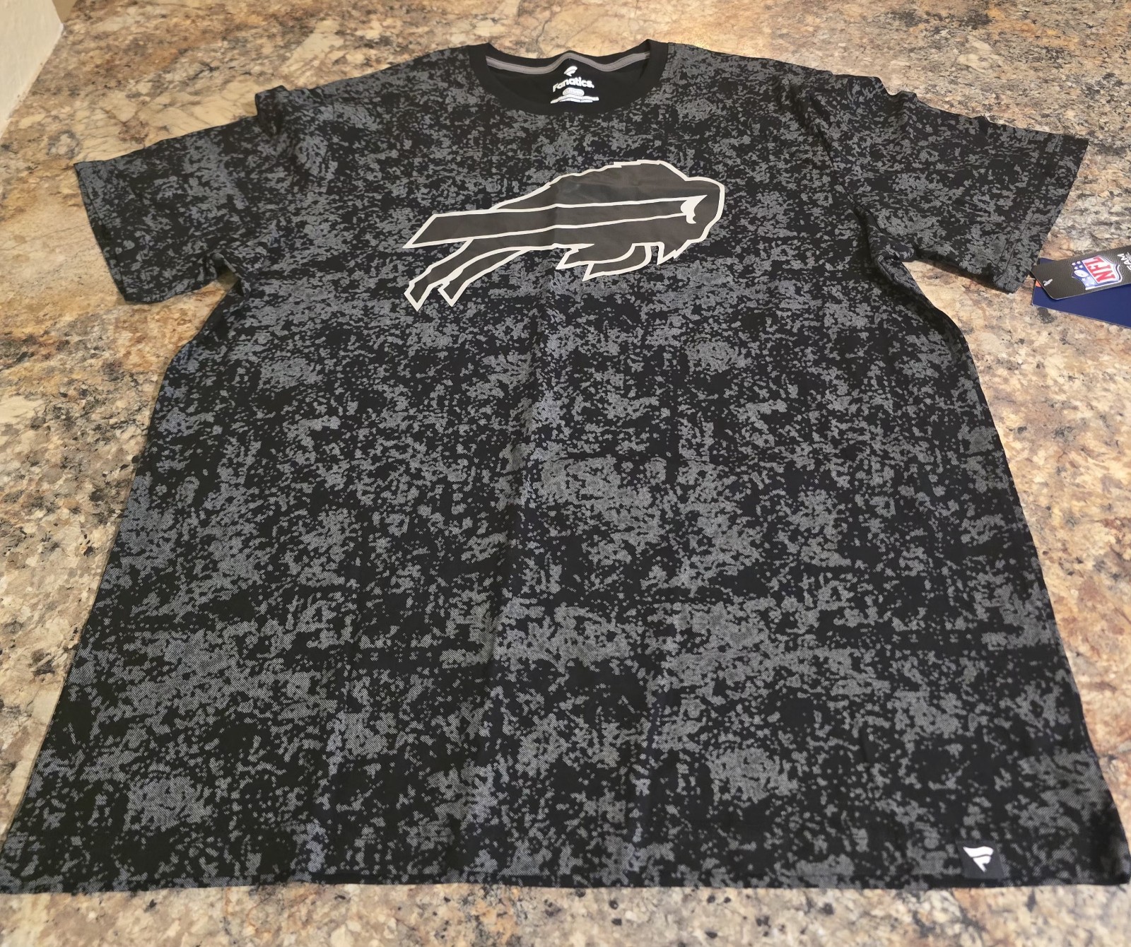 Fanatics Buffalo Bills size XL Graphic T-shirt Black/Grey. Fanatics Buffalo Bills size XL Graphic T-shirt Black/Grey.