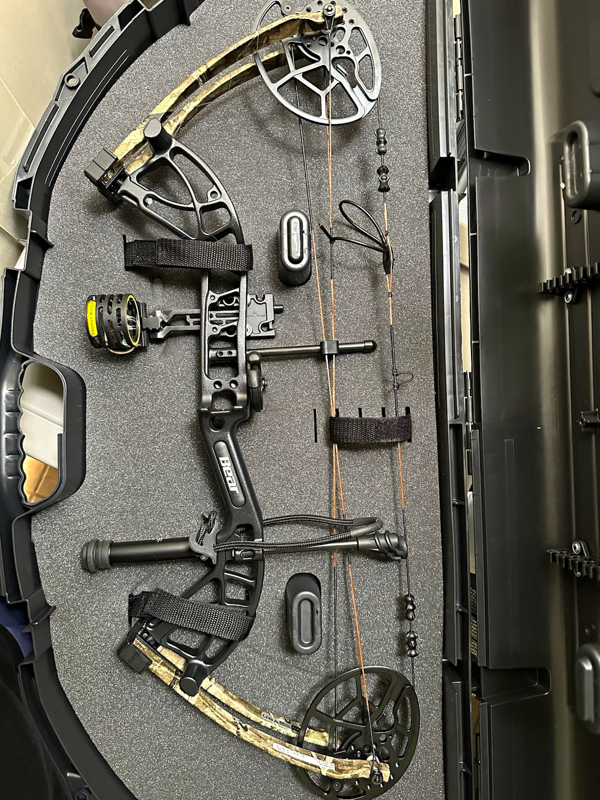 Bear Archery Cruzer G4 RH Compound Bow 10lb-70lb 14-30in w/ Black Hard Case Bear Archery Cruzer G4 RH Compound Bow 10lb-70lb 14-30in w/ Black Hard Case