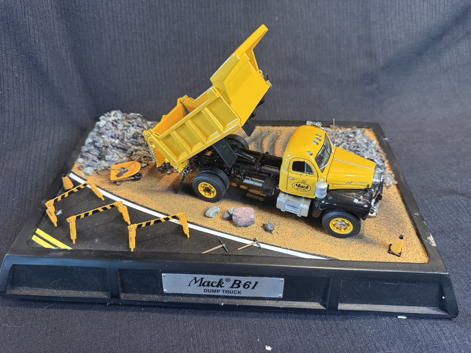 Franklin Mint 1:43 Scale1950 MacB-61 Truck Diorama Model with Accessories Franklin Mint 1:43 Scale1950 MacB-61 Truck Diorama Model with Accessories
