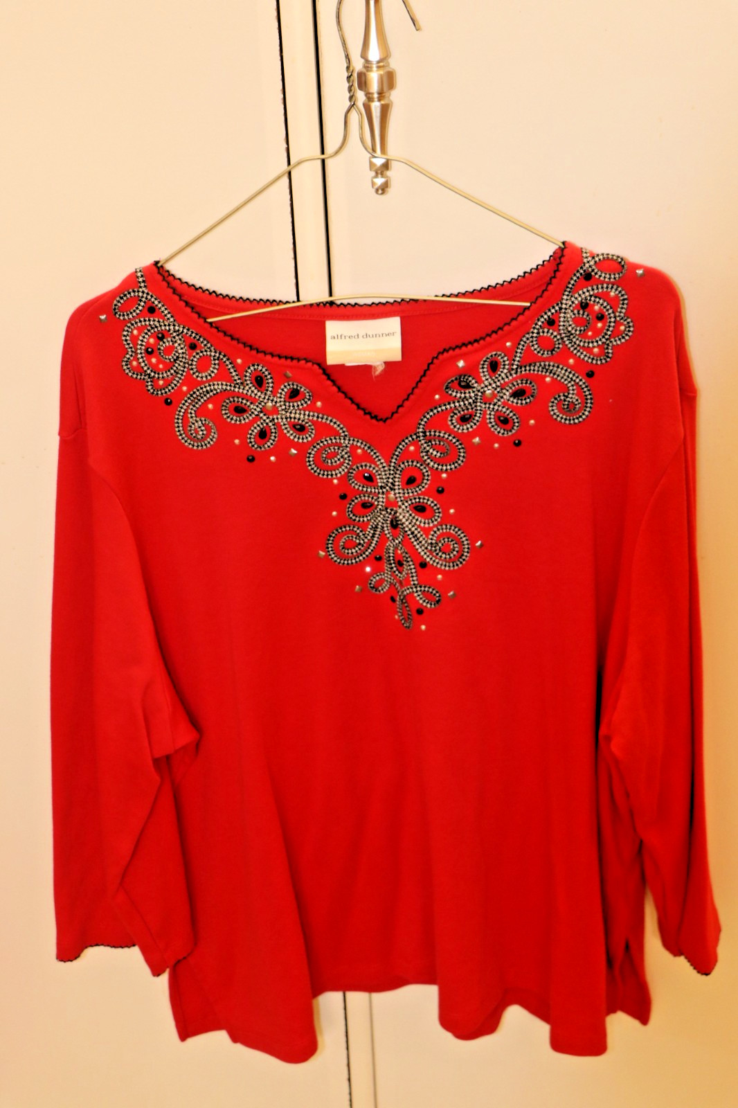 ALFRED DUNNER WOMENS RED STUDDED SHT W/ BLK BRAID DESIGN 1X NEW W/O TAGS ALFRED DUNNER WOMENS RED STUDDED SHT W/ BLK BRAID DESIGN 1X NEW W/O TAGS
