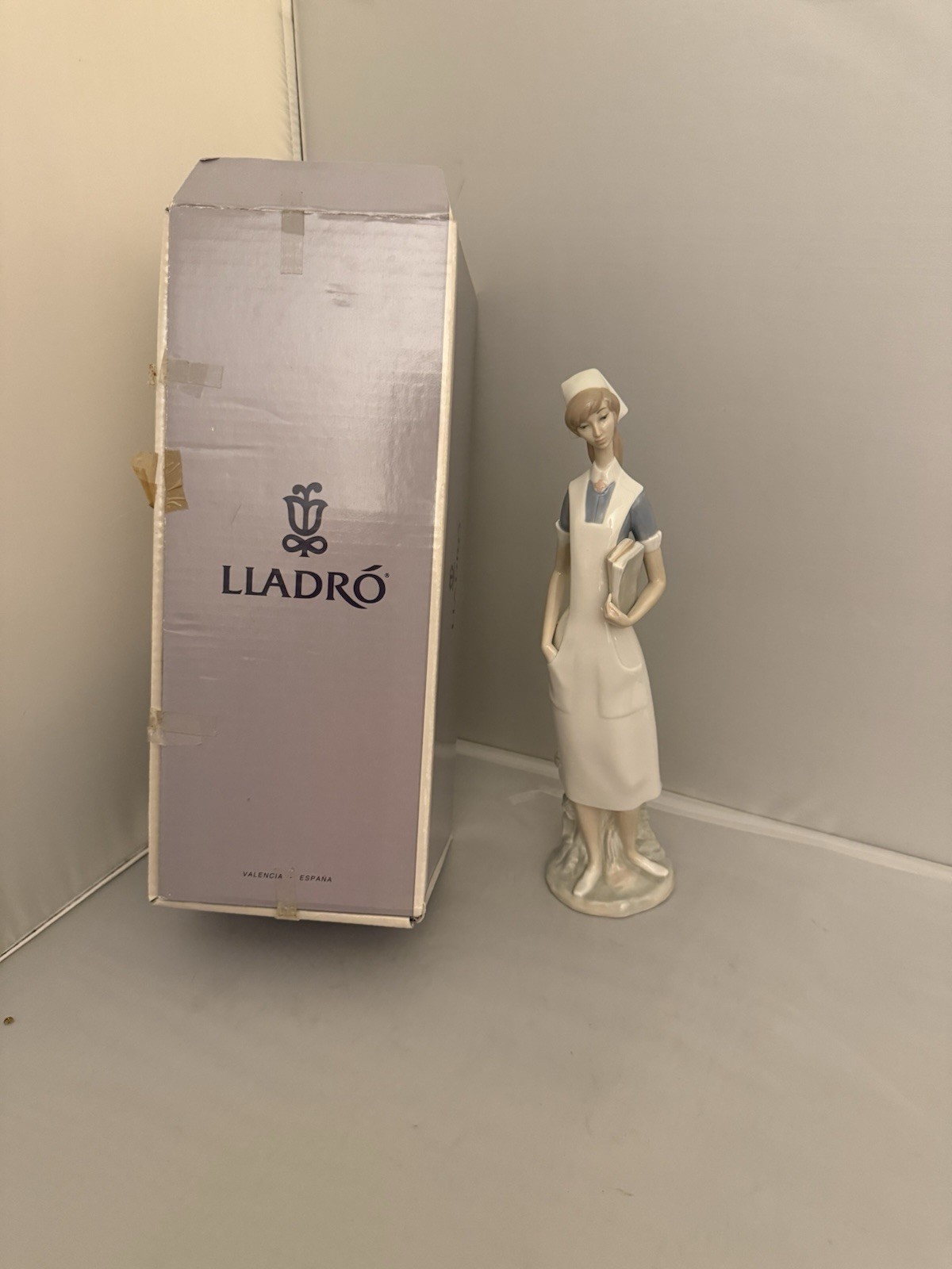 Lladro Nurse Figurine #4603 Vintage Glossy Finish EXCELLENT CONDITION WITH BOX Lladro Nurse Figurine #4603 Vintage Glossy Finish EXCELLENT CONDITION WITH BOX