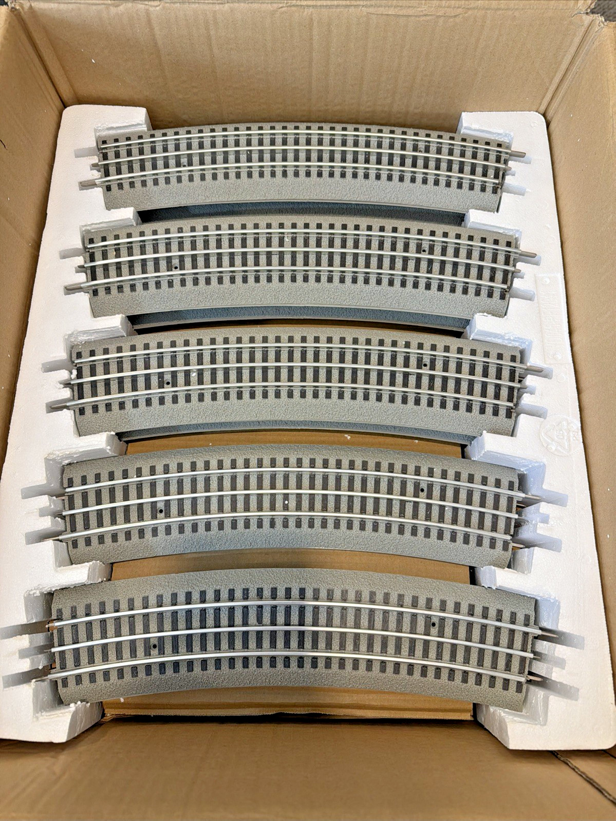 Lionel Fastrack 6-12041 (16 Pieces) O-72 Curve Track Full Circle O Gauge New 072 Lionel Fastrack 6-12041 (16 Pieces) O-72 Curve Track Full Circle O Gauge New 072