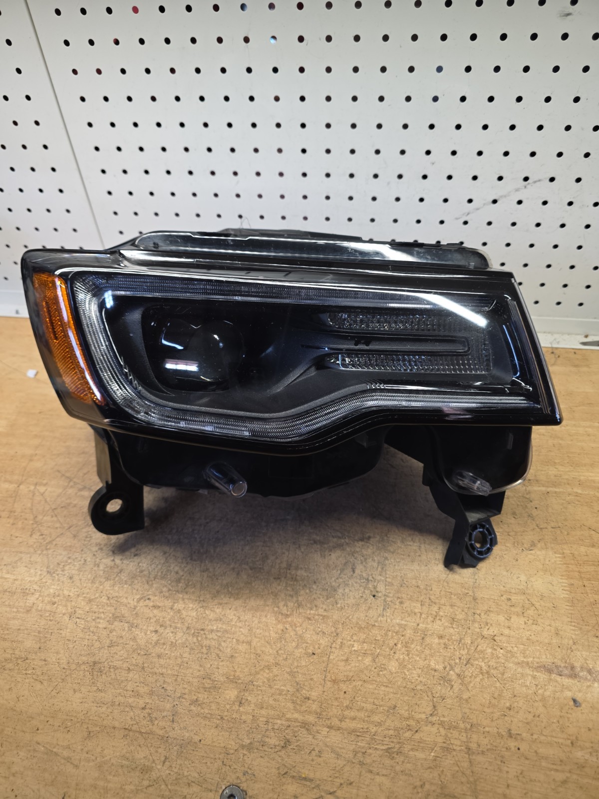 2017-2021 Jeep Grand Cherokee Right Side Black Non-AFS Xenon HID Headlight OEM 
