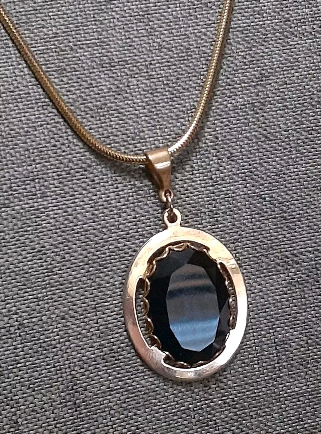 Vintage fauceted onyx bezel set gemstone oval gold tone pendant necklace 24\ Vintage fauceted onyx bezel set gemstone oval gold tone pendant necklace 24\