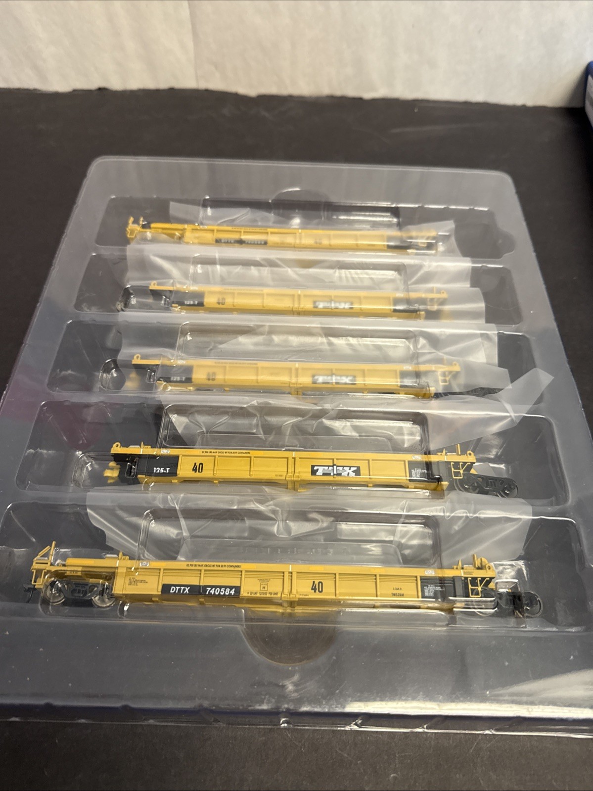 Walthers Mainline HO 910-55645 Thrall 5-Unit Rebuilt 40' Well Car DTTX 740584 Walthers Mainline HO 910-55645 Thrall 5-Unit Rebuilt 40' Well Car DTTX 740584
