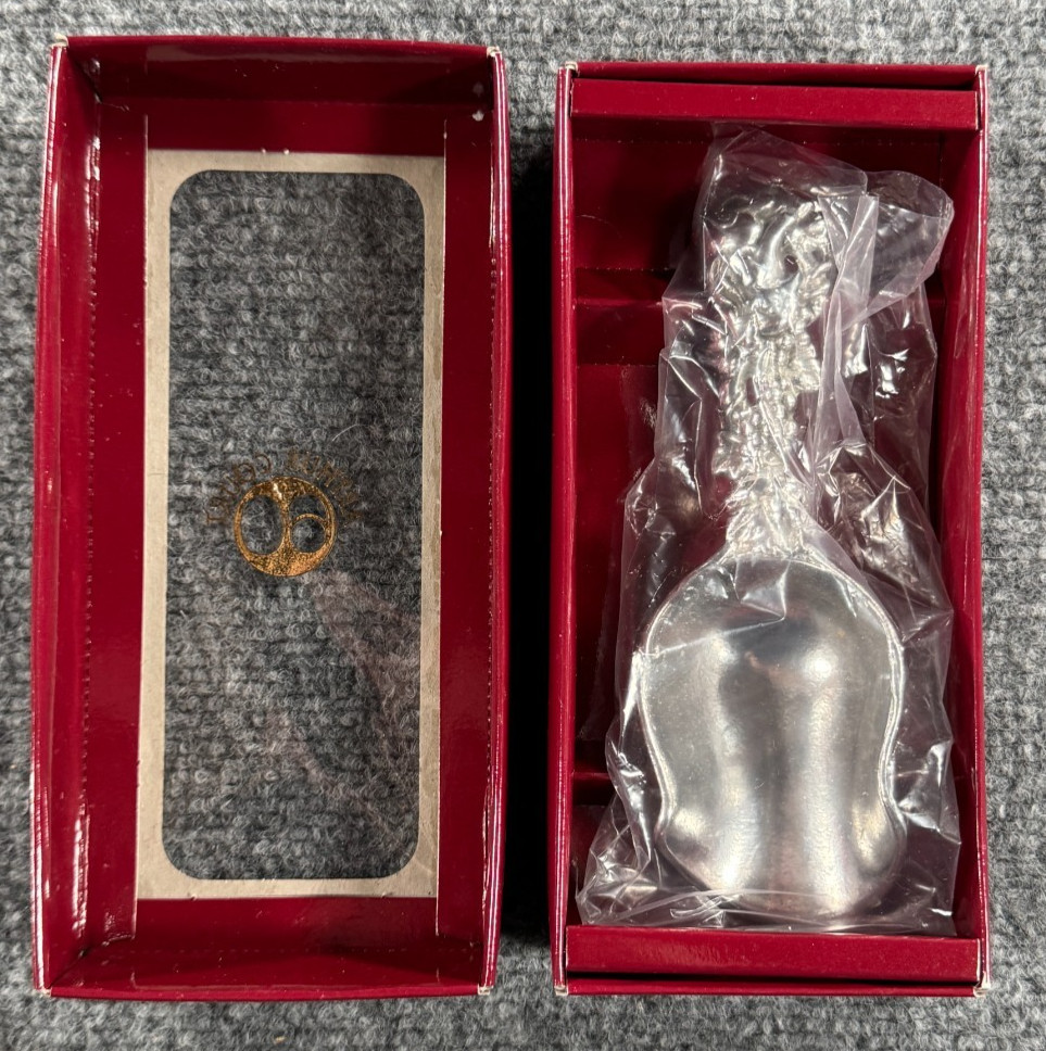 1997 Arthur Court Aluminum Ice Scoop Bunny Rabbit & Grape Vine Design 1997 Arthur Court Aluminum Ice Scoop Bunny Rabbit & Grape Vine Design