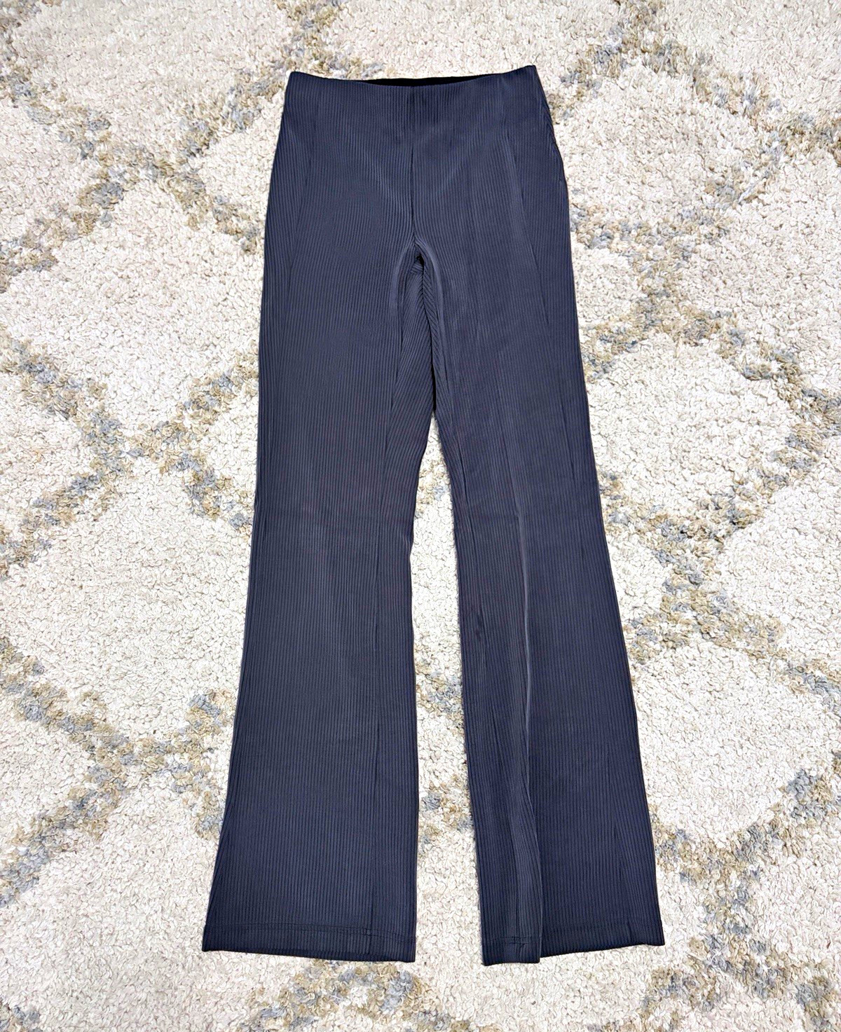 Lululemon Athletica Women\'s Gray Ribbed Flared Pull-On Yoga Pants Size 6 Lululemon Athletica Women\'s Gray Ribbed Flared Pull-On Yoga Pants Size 6
