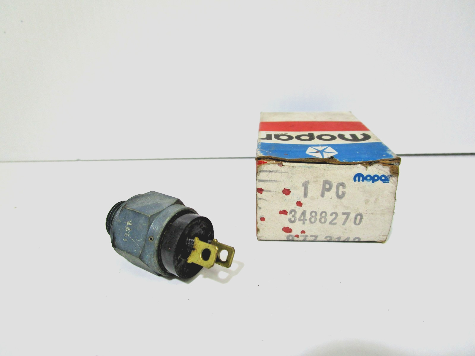 NOS 1962-73 MOPAR DODGE MANUAL TRANSMISSION BACK UP SWITCH #3488270 TW33