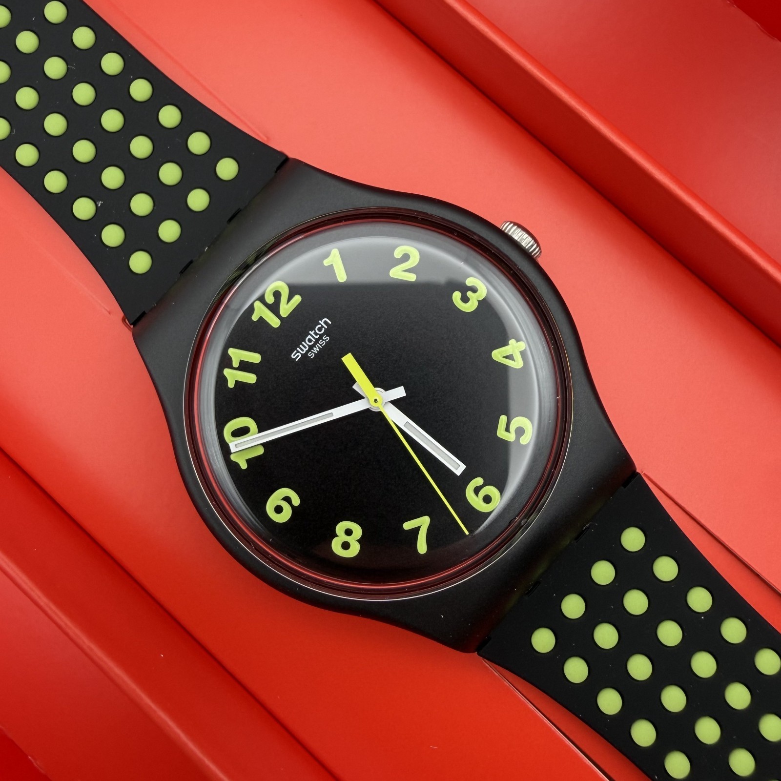 RARE Swatch PUNTI GIALLI SUOB147 Black Yellow Quartz Watch 41mm Swiss