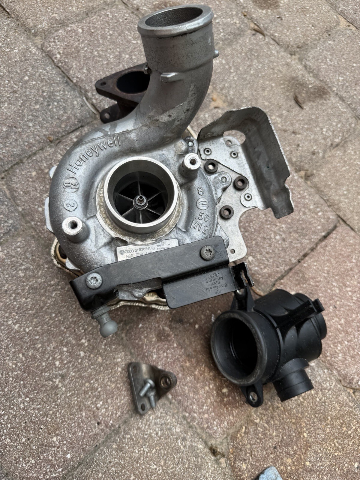 13-16 Porsche Cayenne Diesel 3.0L OEM Garrett Turbocharger 95812302520 810587-2