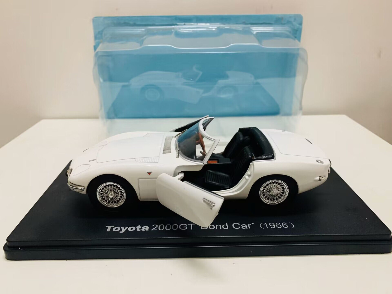Toyota 2000GT Bond Car 1966 2 Open Door 1:24 Die-Cast Model Car New in Box