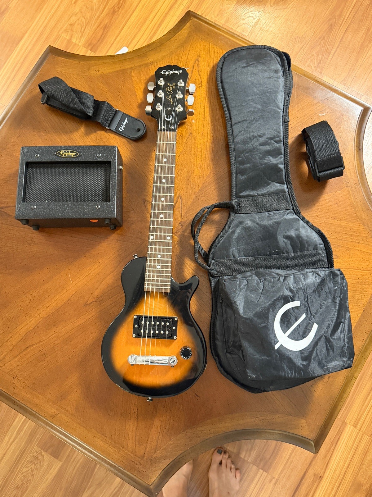 Epiphone Les Paul Pee Wee and amp with Soft Case. Epiphone Les Paul Pee Wee and amp with Soft Case.