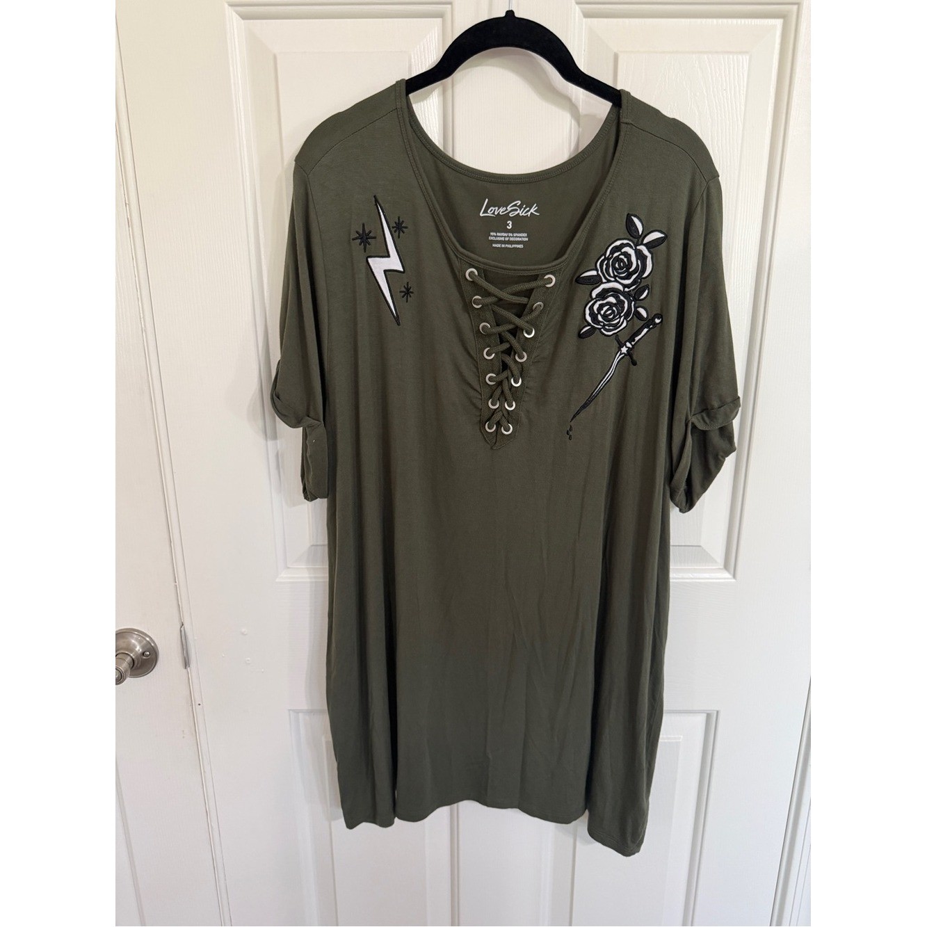 Torrid LoveSick 3 3X Olive Lace Up Rose Dagger Lightning Graphic Tee 22 24