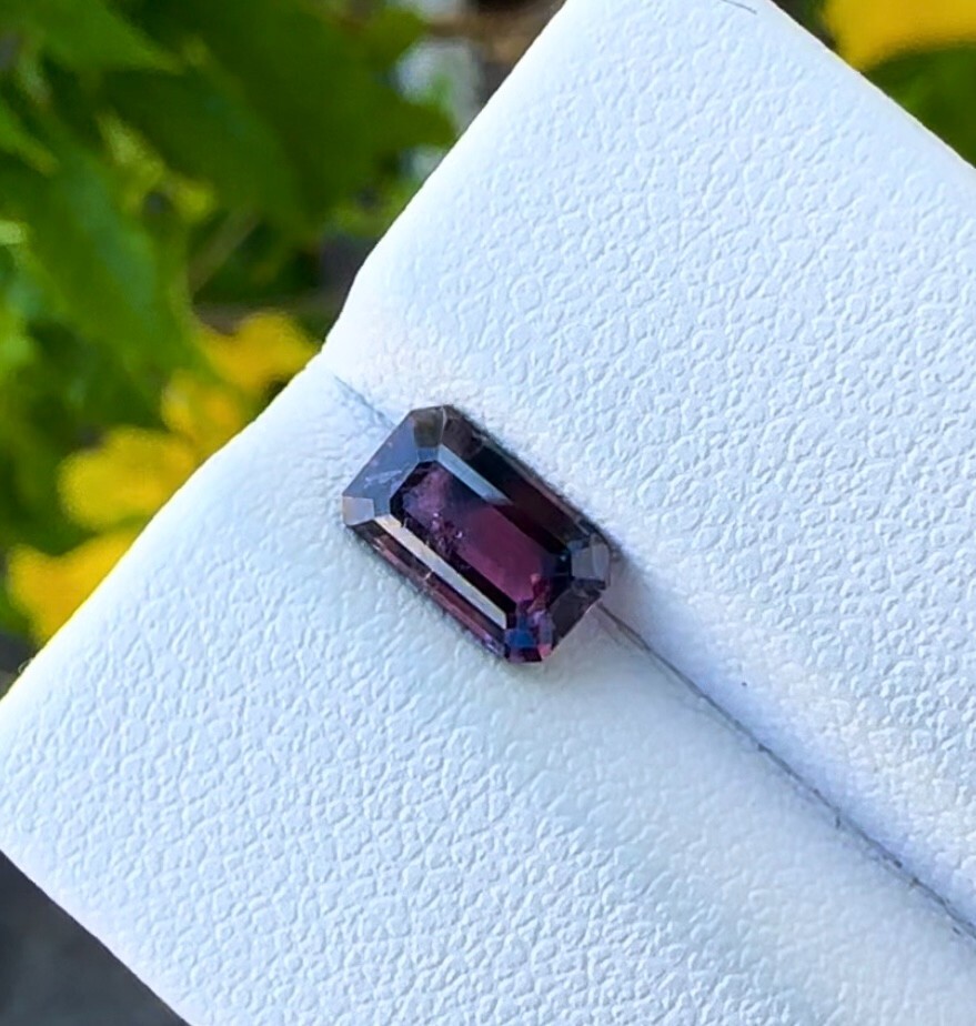 AIG Certified 1.37ct Unique Bi Color Sapphire | Natural from Madagascar AIG Certified 1.37ct Unique Bi Color Sapphire | Natural from Madagascar