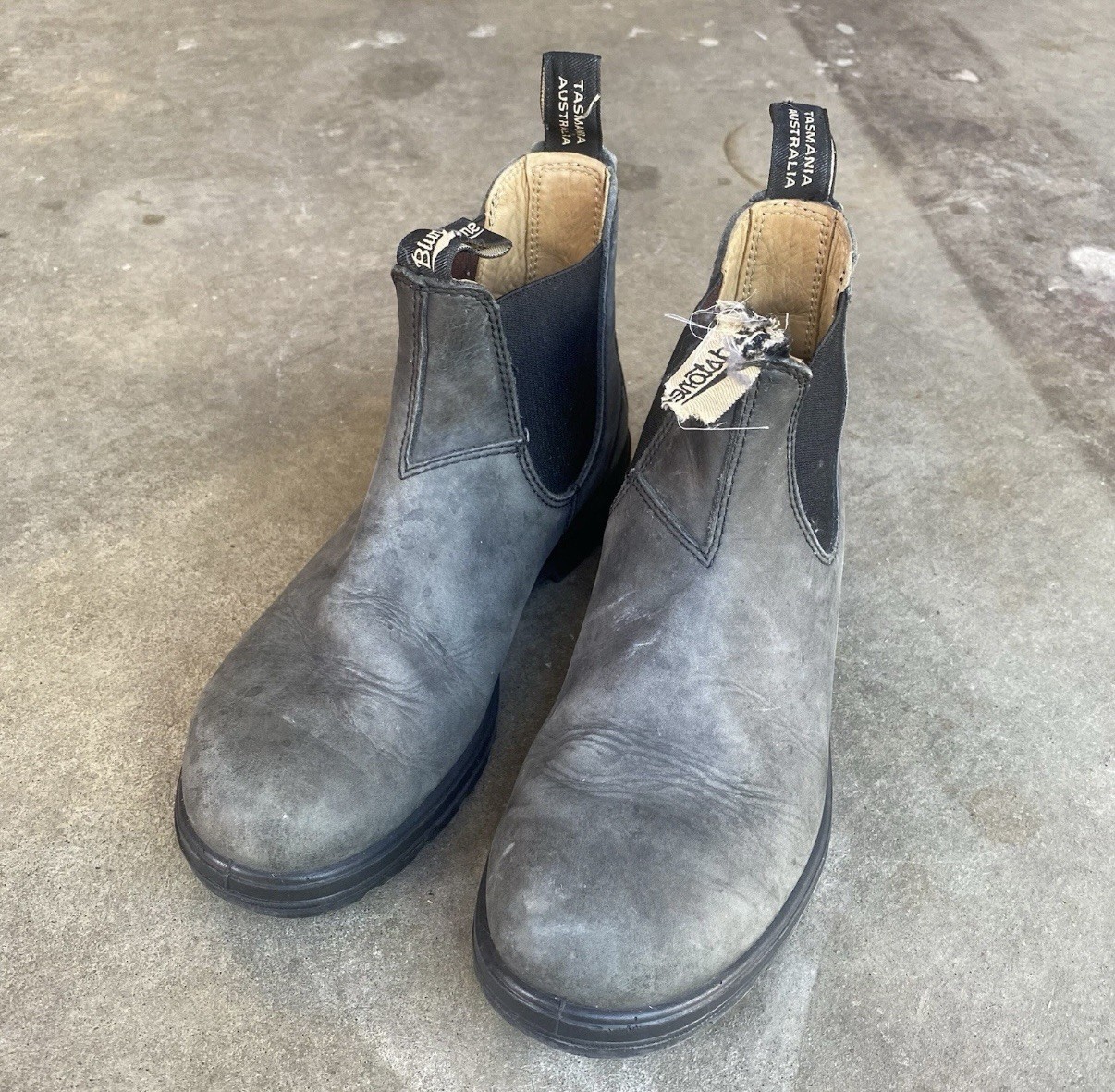Gray Blundstone Women’s Classic Chelsea Boots Size 6/7 Has Torn Front As Shown Gray Blundstone Women’s Classic Chelsea Boots Size 6/7 Has Torn Front As Shown