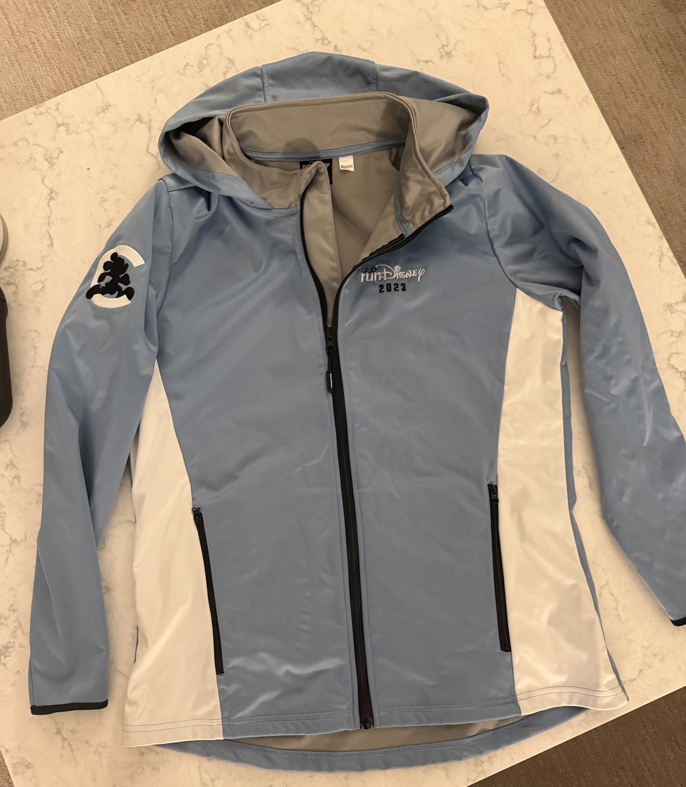 runDisney Club Hooded Jacket 2023 Adult Medium New Never Worn runDisney Club Hooded Jacket 2023 Adult Medium New Never Worn