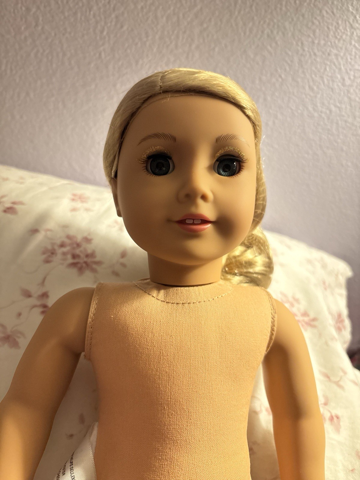American Girl 2025 Glimmering Gold Holiday Collector Doll Blonde Blue Eyes 18\ American Girl 2025 Glimmering Gold Holiday Collector Doll Blonde Blue Eyes 18\