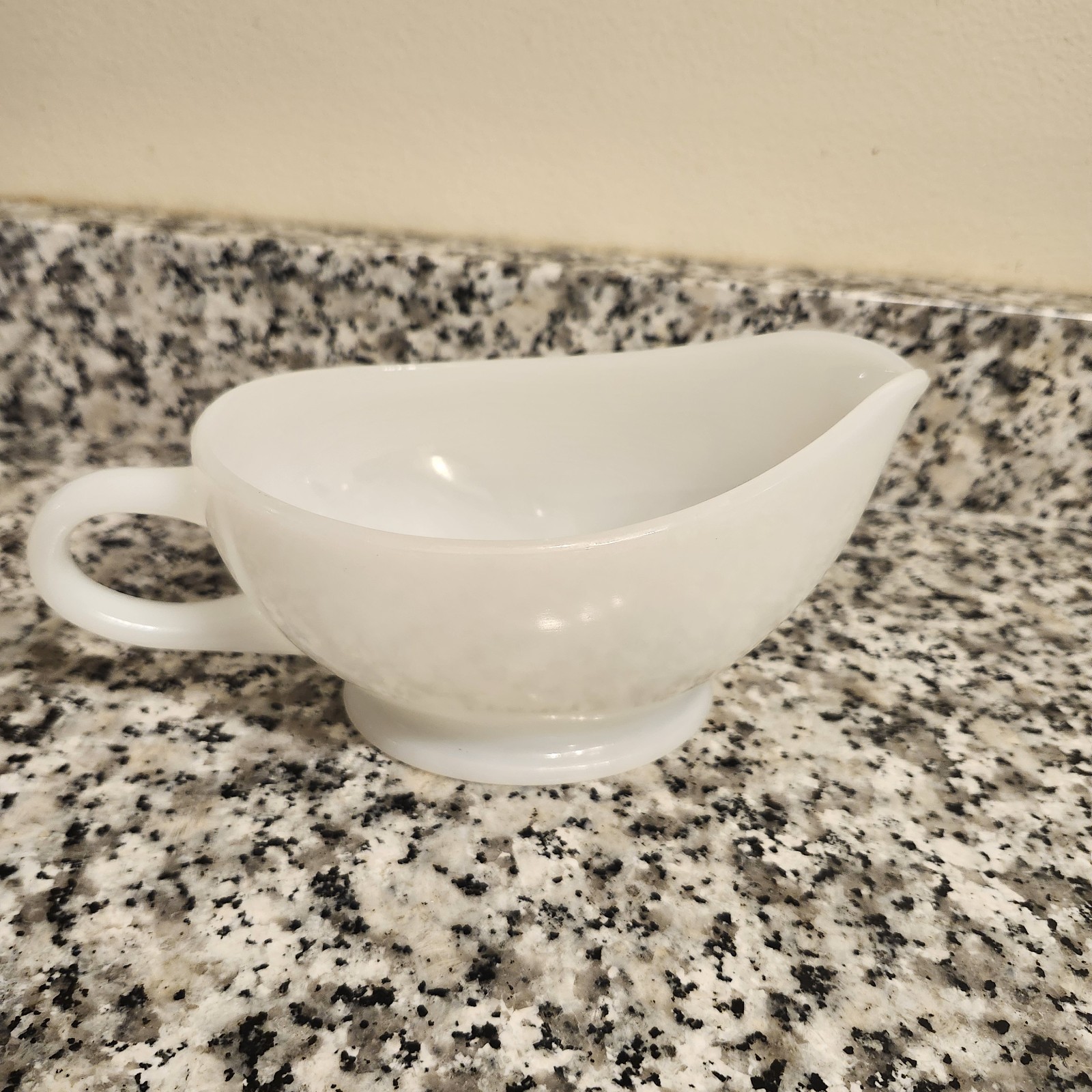 VTG ANCHOR HOCKING FIRE KING GRAVY BOAT WHITE MILK GLASS 1960\'S B VTG ANCHOR HOCKING FIRE KING GRAVY BOAT WHITE MILK GLASS 1960\'S B