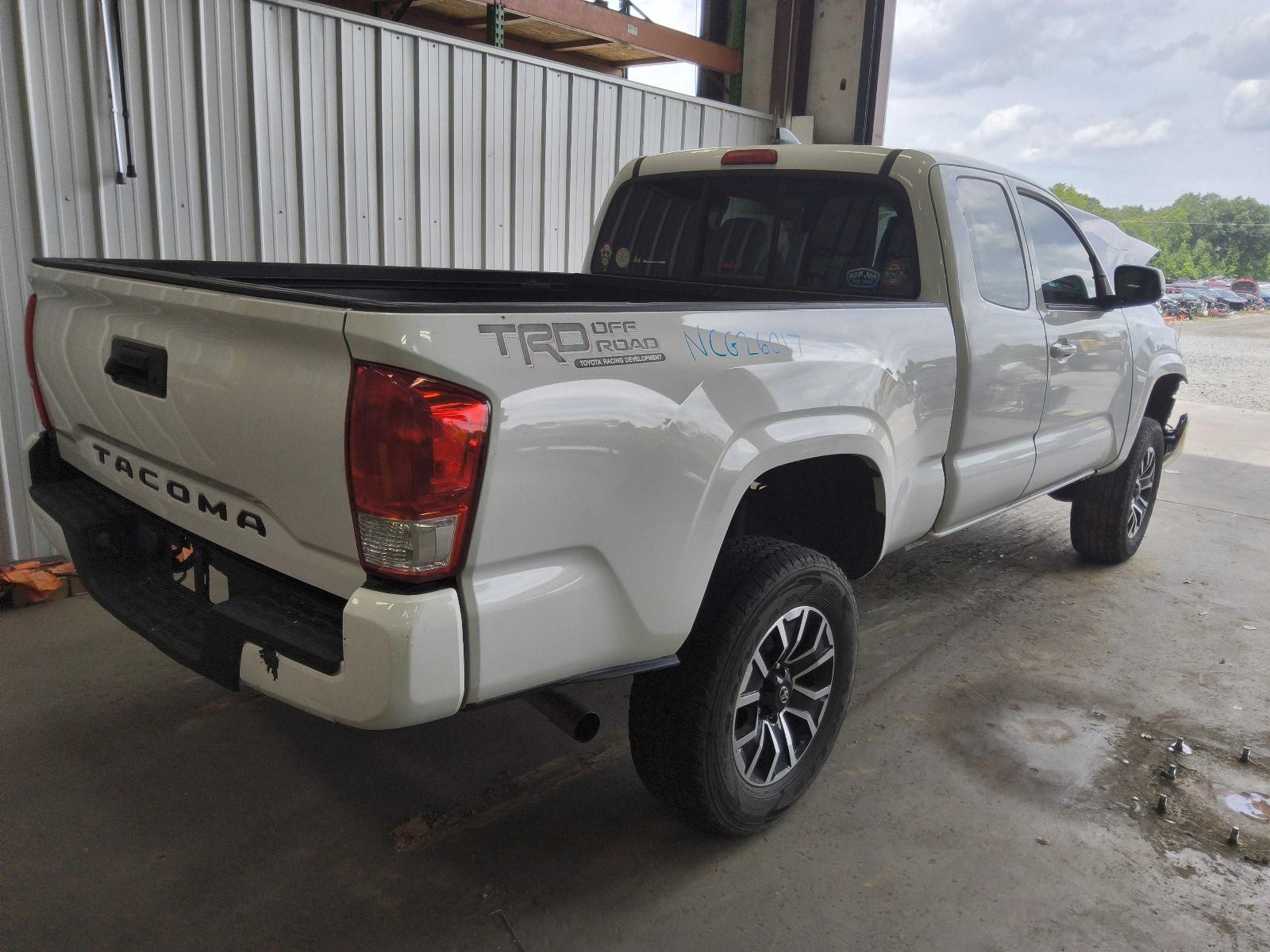 Used Right Curtain Air Bag fits: 2016 Toyota Tacoma passenger roof Extended Cab