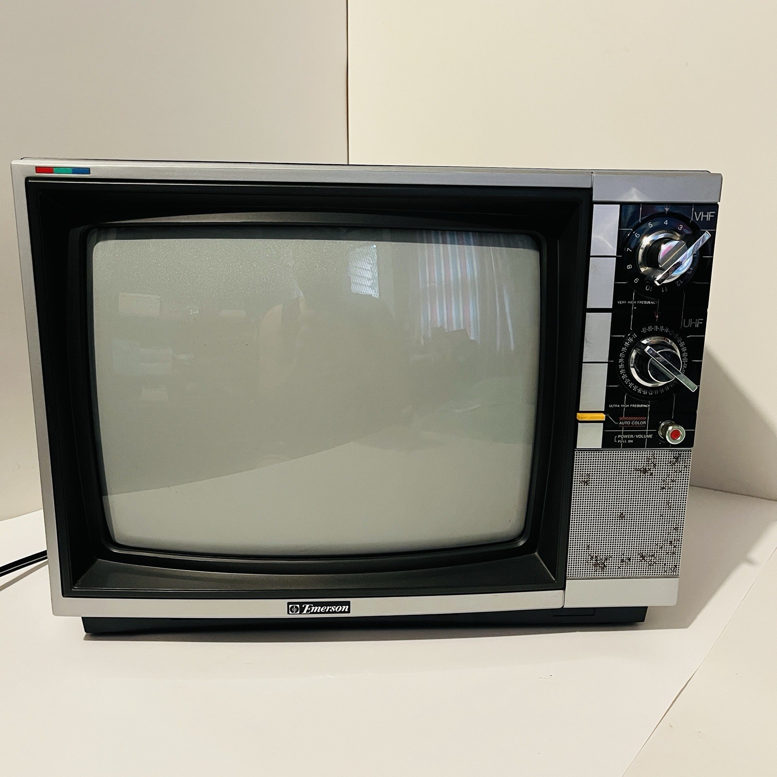 Emerson CRT TV Retro Gaming Television Vintage 1980's Woodgrain EC134 Flip Knobs