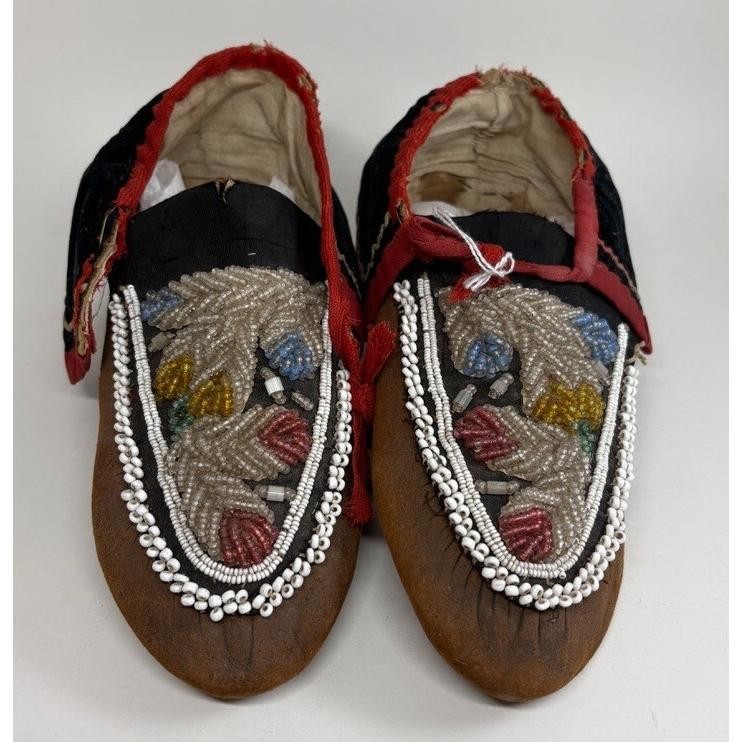 1900s Moccasins Northeast Native American Iroquois Beaded Vamp Hide Velvet Cuff 1900s Moccasins Northeast Native American Iroquois Beaded Vamp Hide Velvet Cuff