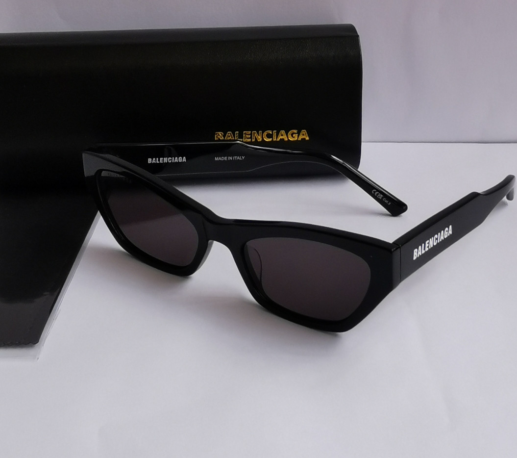 Authentic Balenciaga BB0447S Black/Grey Full-Rim Rectangle Unisex Sunglasses Authentic Balenciaga BB0447S Black/Grey Full-Rim Rectangle Unisex Sunglasses