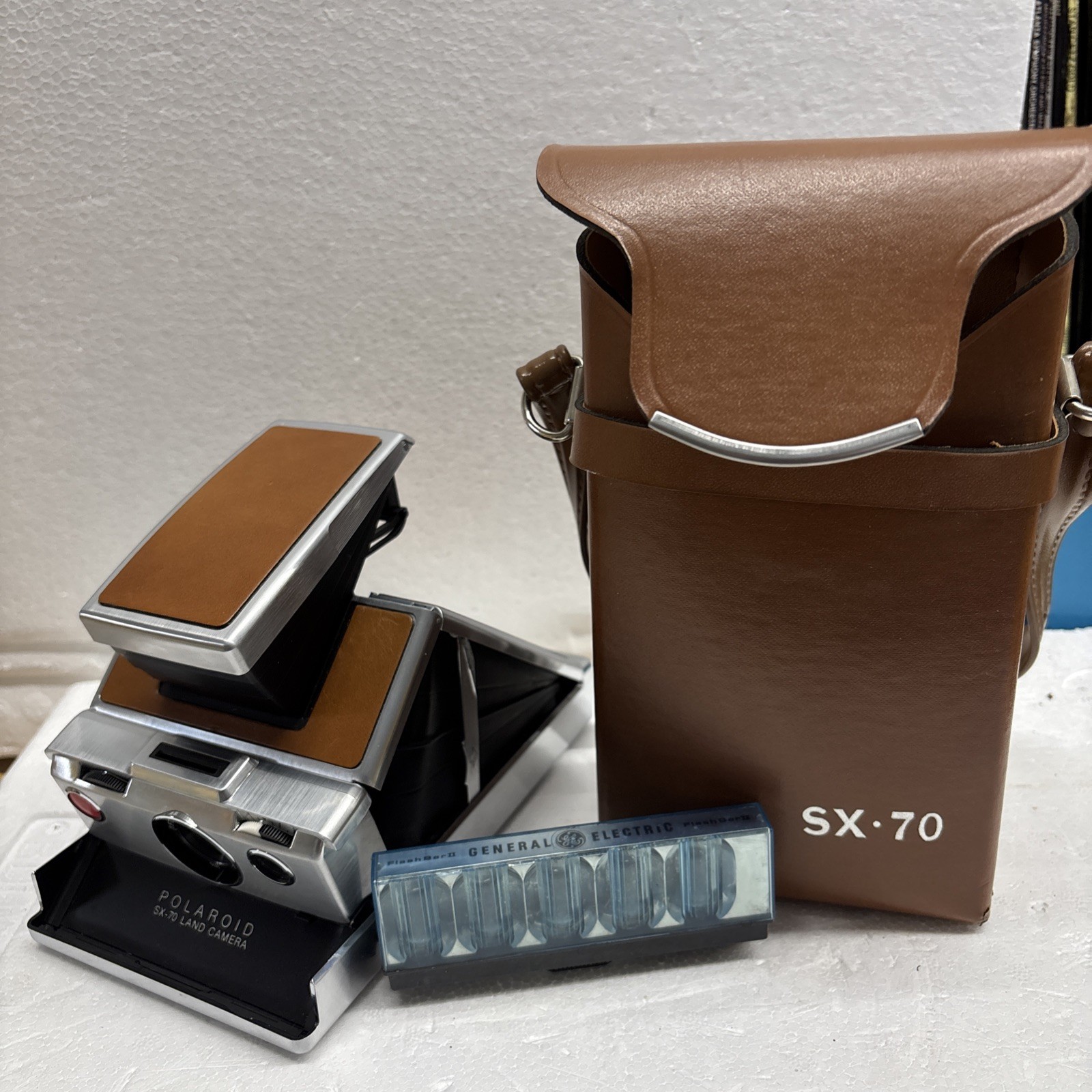 Vintage 1970\'s Polaroid SX-70 Land Camera Untested with original case and flash Vintage 1970\'s Polaroid SX-70 Land Camera Untested with original case and flash