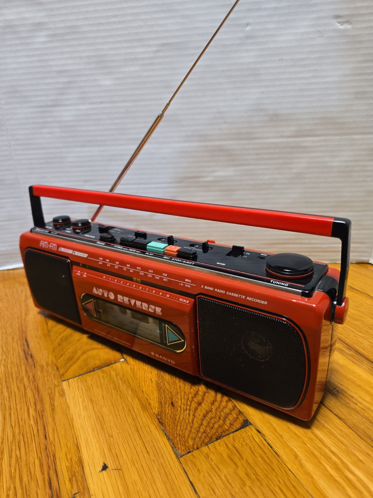 Vintage Sanyo Model MS-330 AM/FM Auto Reverse cassette Player/Recoeder. 9V. Red Vintage Sanyo Model MS-330 AM/FM Auto Reverse cassette Player/Recoeder. 9V. Red