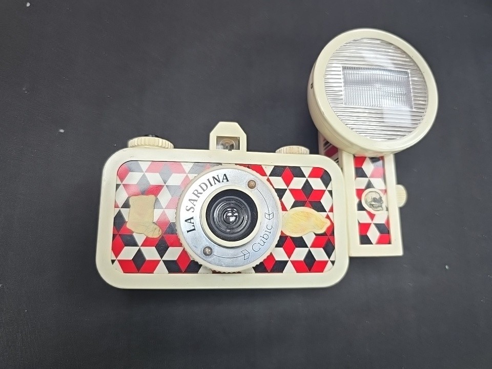 Lomography La Sardina Cubic 35mm Film Camera – Used – Cosmetic Wear Lomography La Sardina Cubic 35mm Film Camera – Used – Cosmetic Wear