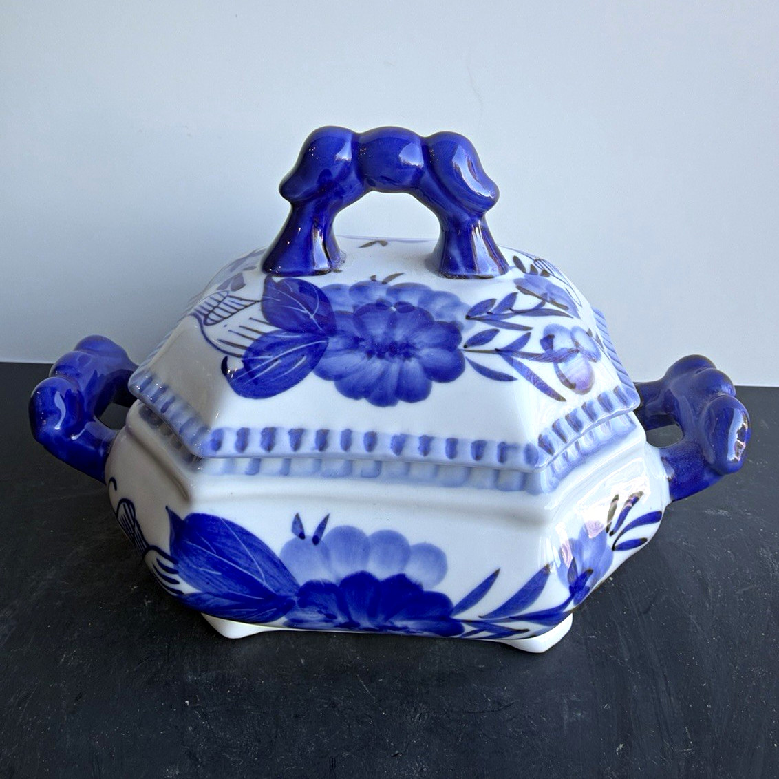 Vintage Blue & White Floral Octagon Ceramic Lidded Trinket Box w/ Handles Vintage Blue & White Floral Octagon Ceramic Lidded Trinket Box w/ Handles